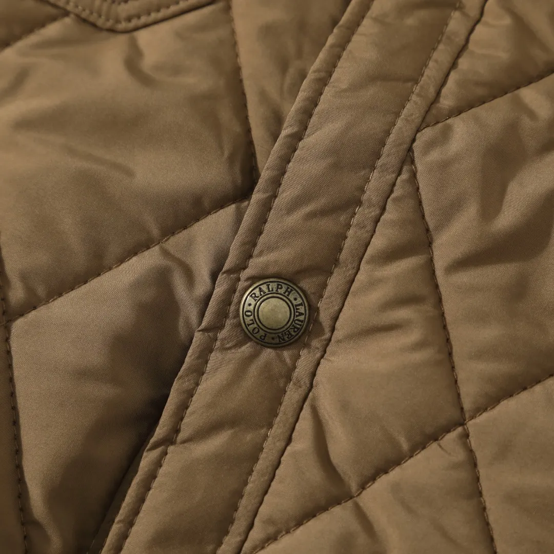 P370 #59 Ralph Lauren classic rhombus quilted cotton jacket for men and women. Inspired by retro workwear, it blends with contemporary British style. The imported machine-pressed rhombus quilting is accurately aligned, and the three-dimensional H-shaped tailoring is neat and slim. It is not bulky when layered in autumn and winter, and still maintains a light style.  Texture is reflected in the details: customized metal buckles, corduroy lapels, breathable eyelets under the arms, and slits on the hem, all replicating the brand's high-end genes. All excipients are standardized!  Five colors to choose from: black/khaki/brown/green/navy blue, easy to switch between commuting, leisure, and travel occasions. Function and appearance coexist: 37.5°C temperature control black technology, breathable and moisture-proof, anti-slip cotton patented fabric, temperature-locking, soft and waxy, durable and stylish. A retro warm-keeping item that can handle low temperatures calmly. The details are all made of craftsmanship, and the style has no limits. It has a classy look that will turn heads.  Color: Khaki Black Navy Green Brown Size: S M L